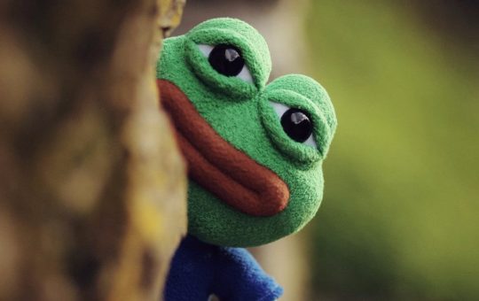 Meme Coin PEPE's Market Cap Surpasses $1B with 896% Surge Over the Past Week